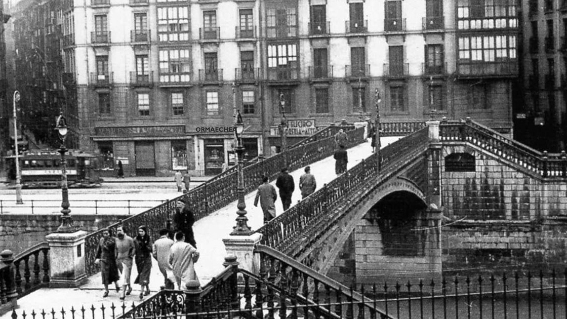 ORMAECHEA: 1941_EN_LA CALLE_RIBERA_JUNTO_PUENTE_MERCED_BILBAO